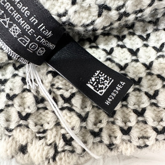 CHANEL 24A Off White CC Beanie - Picture 4 of 4